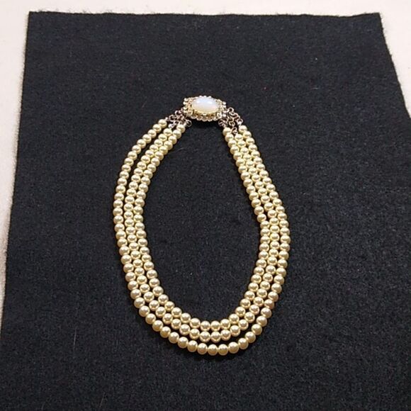 Vintage Faux Pearl Three Strands Large Cabochon Elegant Cream Color Necklace - Picture 8 of 9
